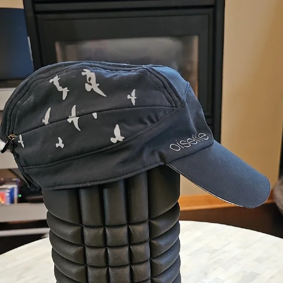 oiselle Black Performance Running Cap with Bird Motif - Picture 2 of 3